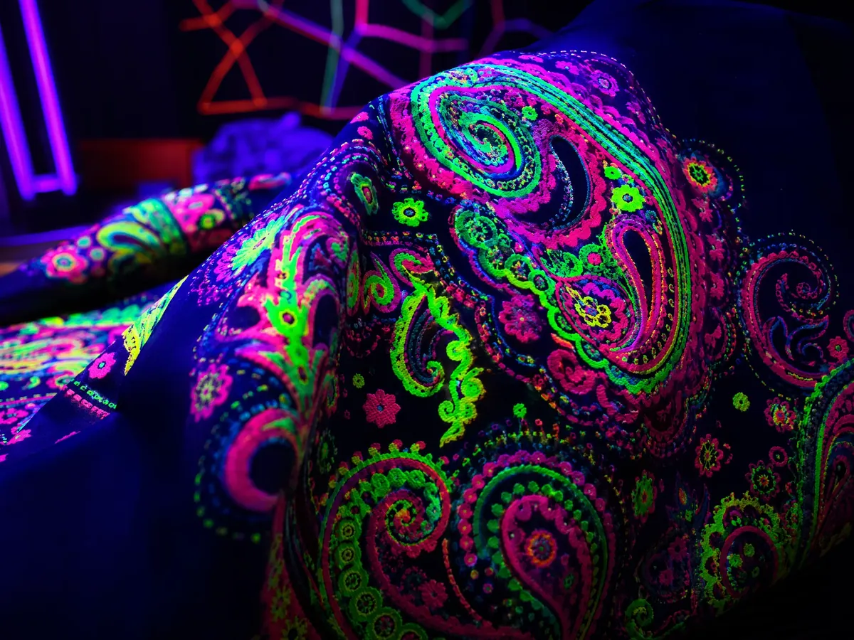 Impression fluorescente réactive à la lumière noire